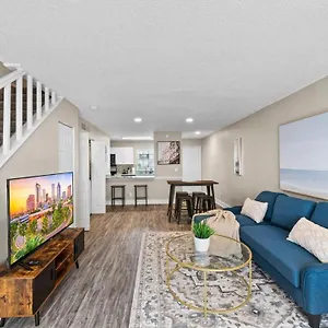 Cozy Townhouse - Gym Pool Golf Fast Wifi 2b2b Apartment
